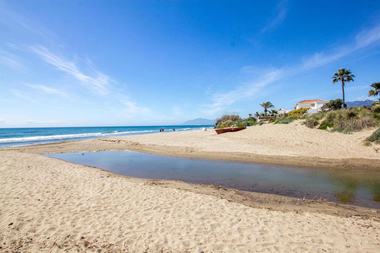 Perfectly Located Beachside Apartment In Elviria Марбелья Экстерьер фото